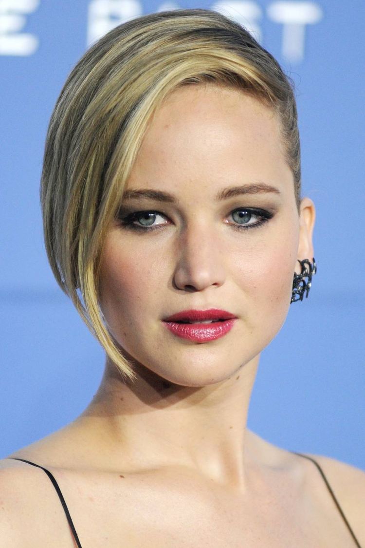 Jennifer Lawrence Oscars frisyr 2014 kort lugg stylad bakåt