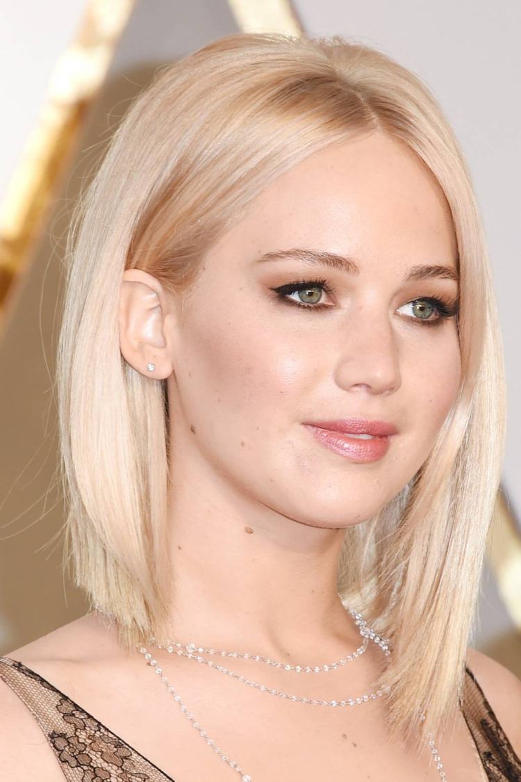 Bob fram lång bak kort mitt avsked blont hår Oscars frisyr 2016 av Jennifer Lawrence