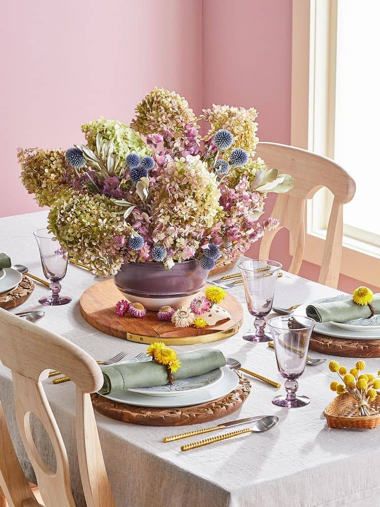 Torkade tistlar som dekoration med hortensior kombinerar blomsterdekoration