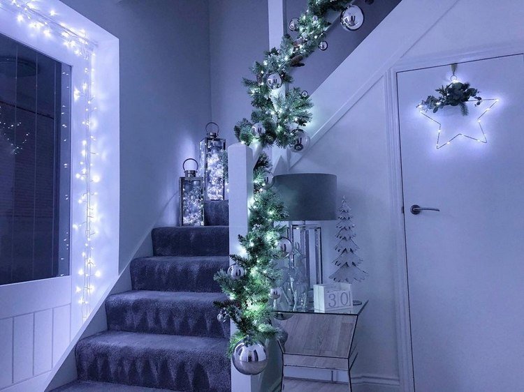 Dekorera trappor för juljulljus i kallvitt