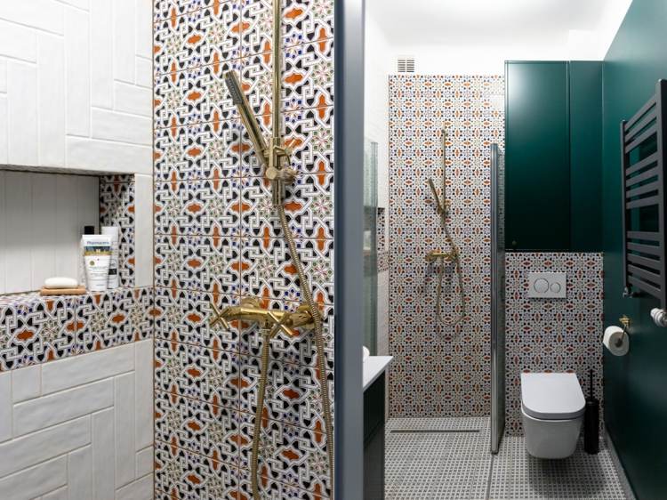 Färg accenter i gästtoaletten med dusch - bensingrön vägg och marockanska kakel