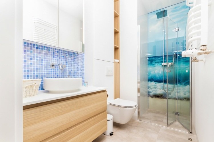 Fällbara duschdörrar för våtrummet i gästbadrummet sparar plats
