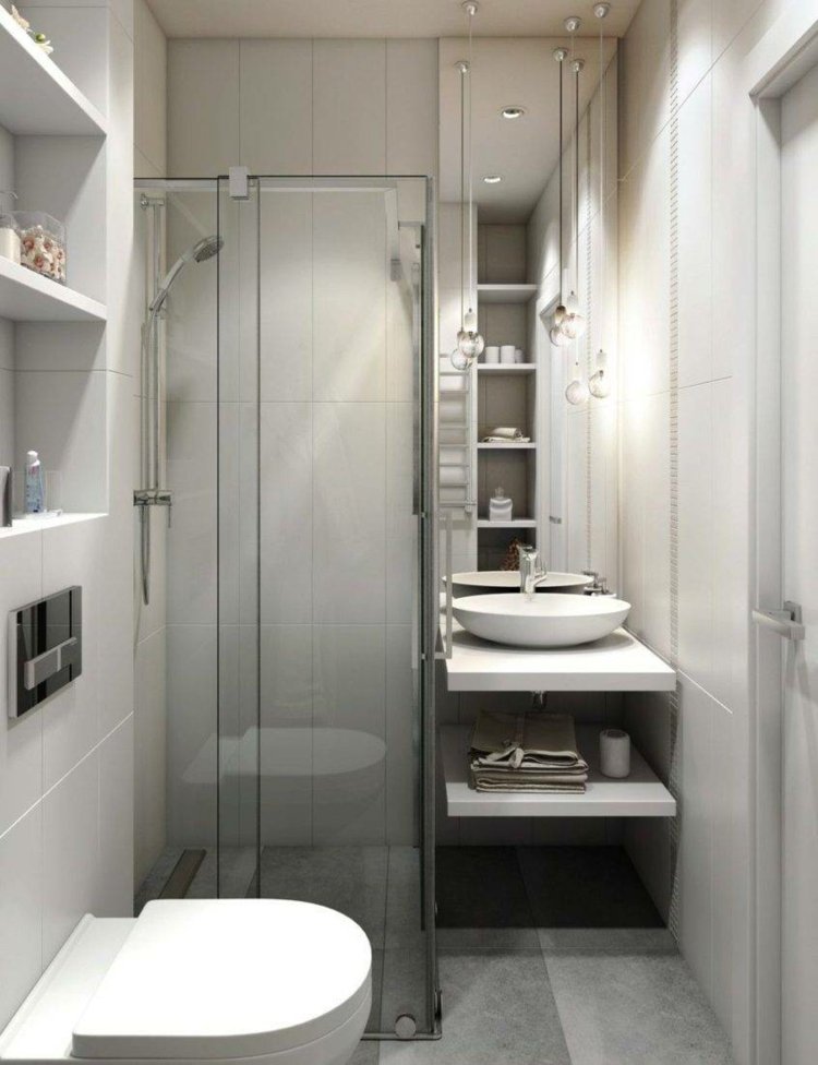 Gästtoalett med dusch, inbyggda hyllor och ett litet, platsbesparande handfat