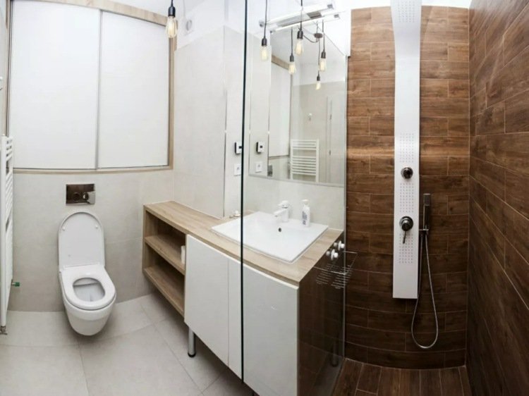 Halvöppen duschkabin, badrumsskåp och hylla - trälook kombinerat med vitt