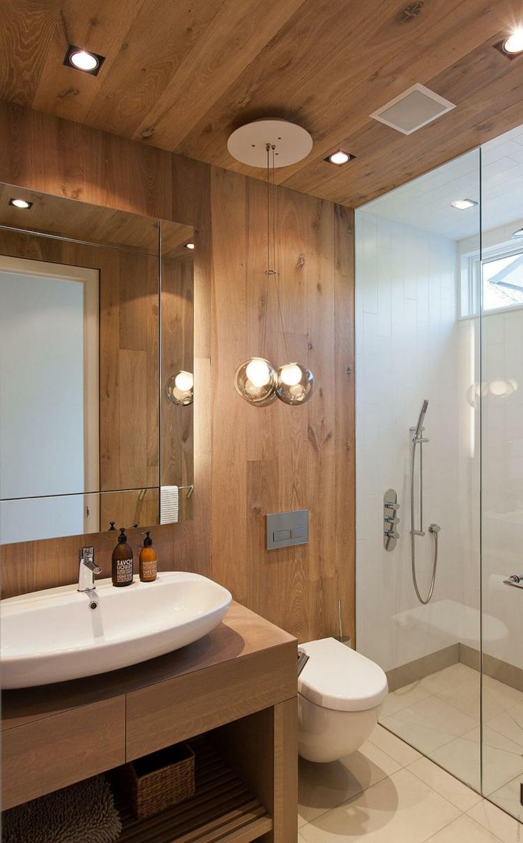 Trä i gästbadrummet med stängt våtrum som dusch