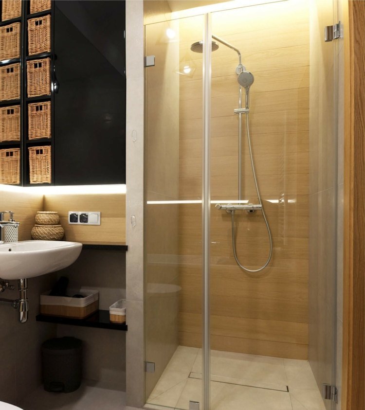 Idé för en glasdörr och inbyggda hyllor i ett litet badrum