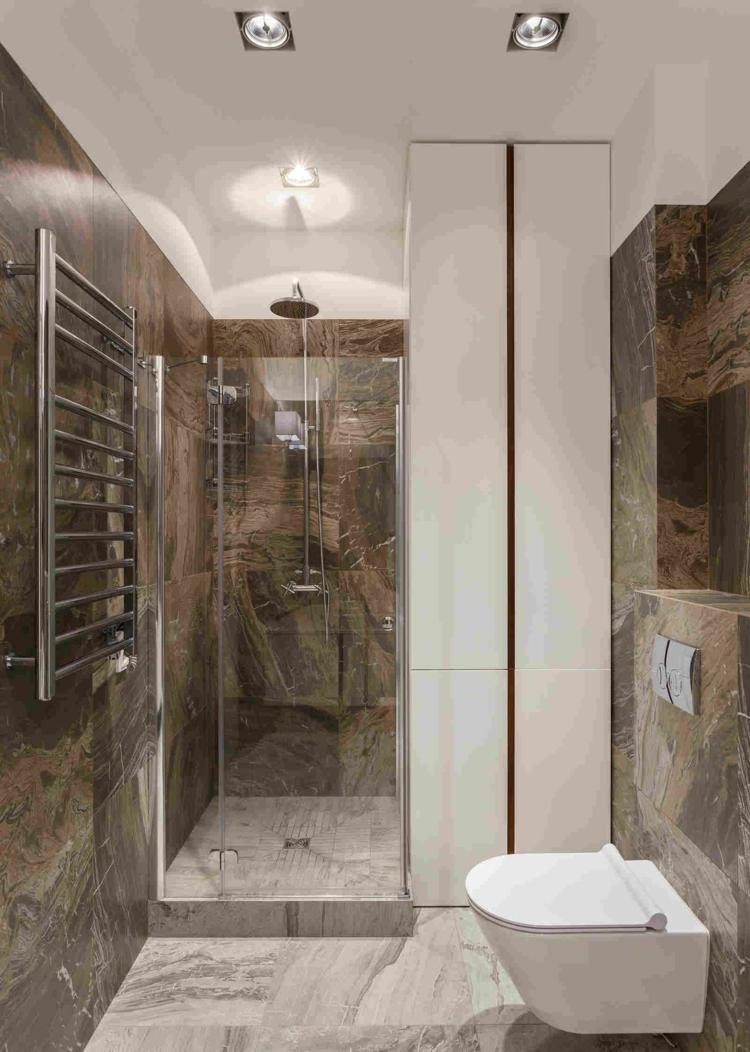 Liten gästtoalett med dusch och inbyggt skåp - bruna plattor i stenoptik