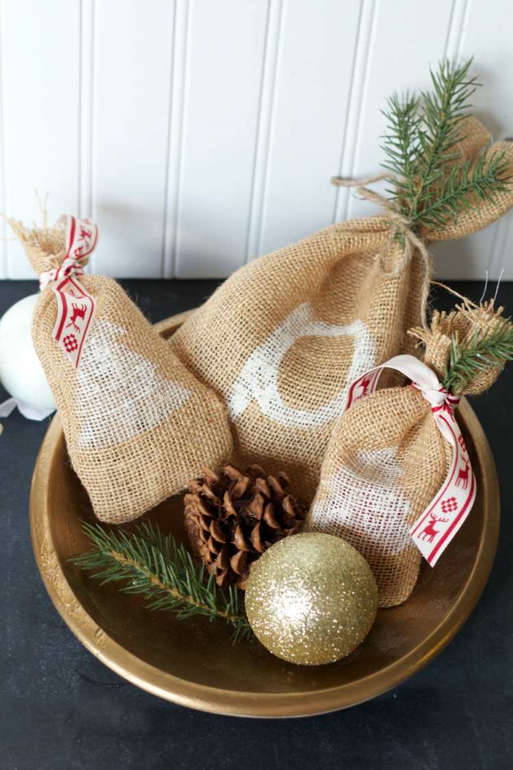 Gör en jultomssäck av säckväv och med tryck - Enkla instruktioner för nybörjare