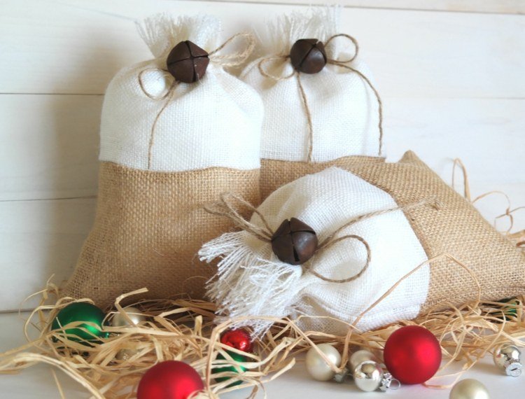 Gör en Nikolaussack av säckväv i två färger - beige och brun liten klocka som dekoration