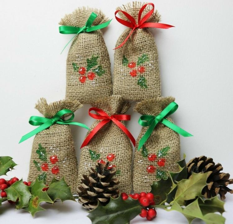 Julkassar för presenter till jultomten designad med mistel