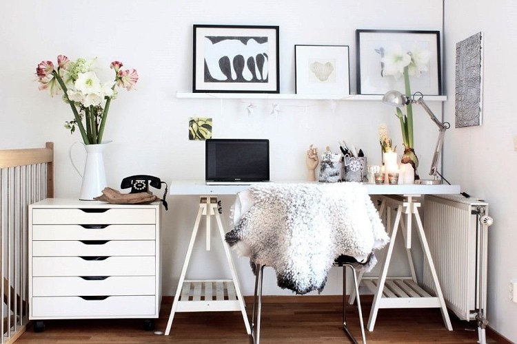 Inred ditt arbetsrum på ett skandinaviskt sätt med ett IKEA -skrivbord