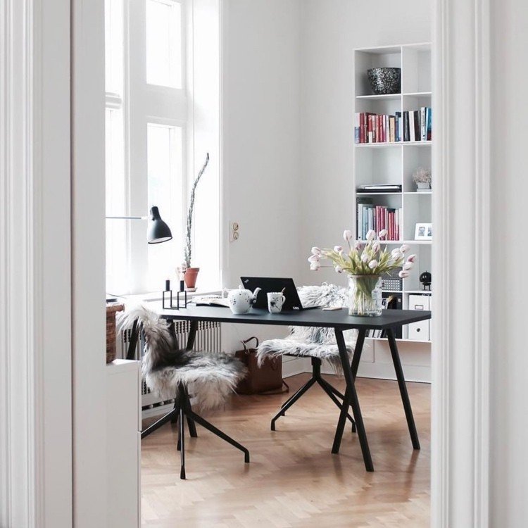Inred ditt arbetsrum på ett skandinaviskt sätt med parkettgolv och vita väggar