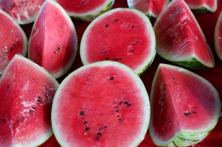 Vattenmelon med folie på marknaden