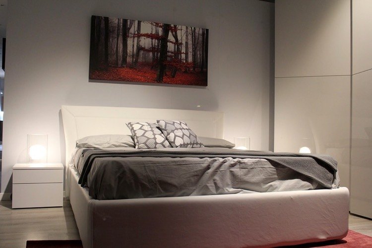 litet sovrum-vitt-grått-ordning