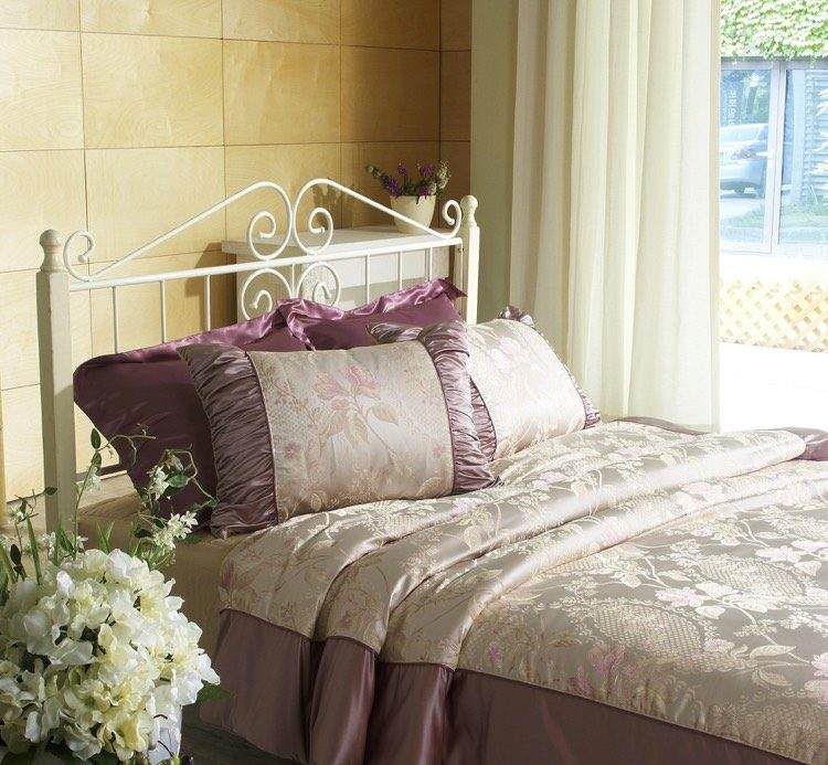 små-sovrum-romantiska-lila-vita-gardiner
