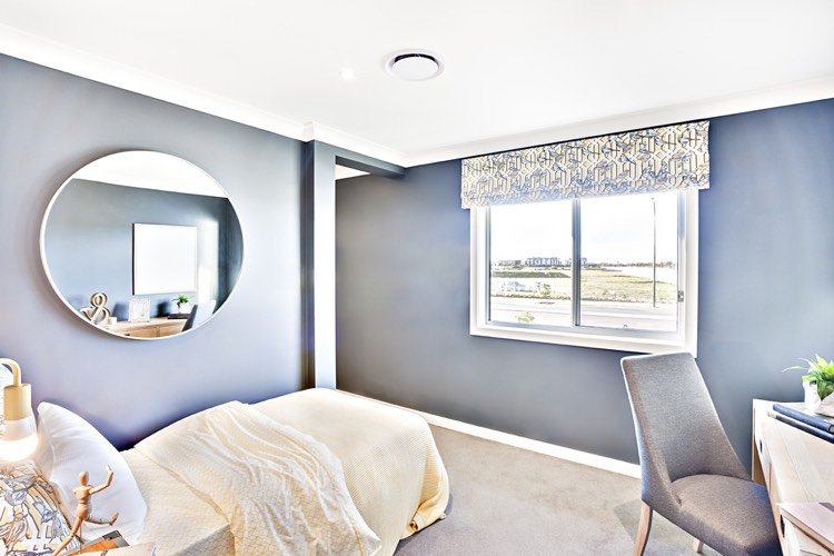 litet sovrum-få-det-se-större-vägg-spegel-fönster-ljusa färger