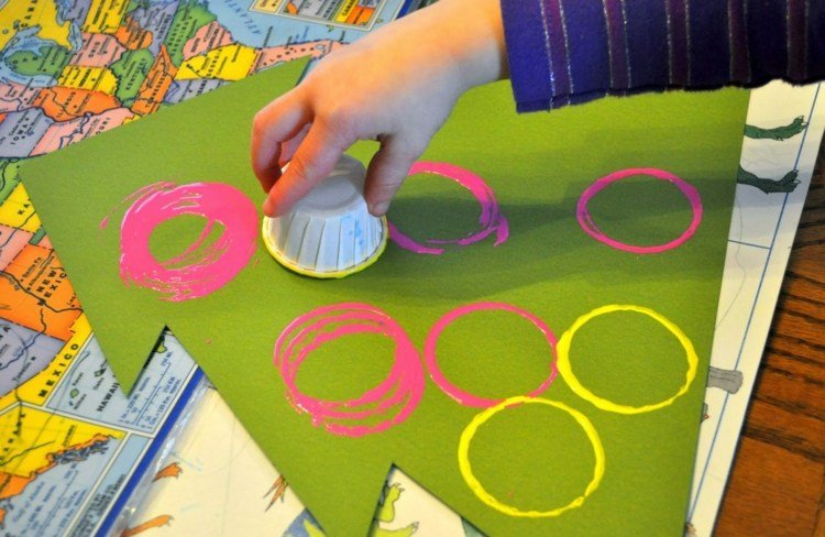 hantverk med 3 år gamla barn till jul klipp ut julgransfrimärken papper kopp DIY dekorera
