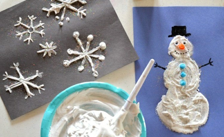 hantverk med 3 år gamla barn till jul vintermotiv rakskum glitter snöflingor snögubbe