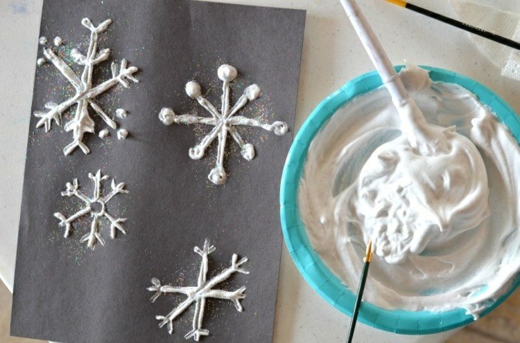 Gör snöflingor med 3 år gamla barn till julrakningslimlim glitterpulver