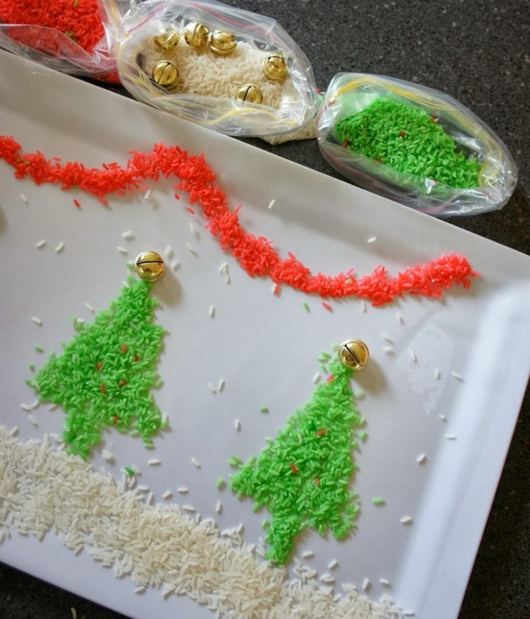 hantverk med 3 -åriga barn för julfärgning av ris som skapar vinterlandskap