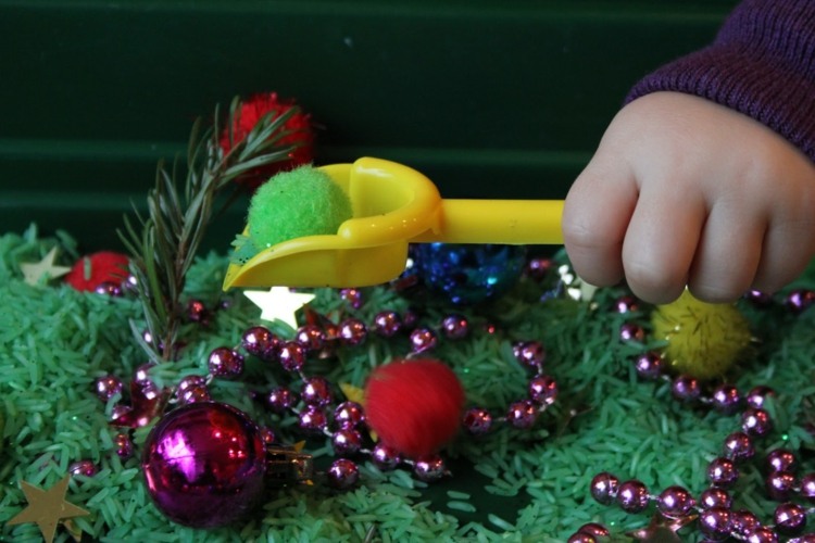 vinteraktiviteter tinker skattkista med 3 år gamla barn till jul färgglada rispärlhalsband pomponger grangrenar