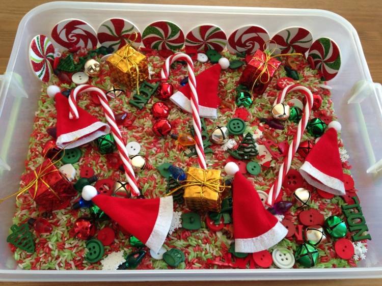 Tinker skattkista med 3 år gamla barn till jul färgglada risgodis knappar