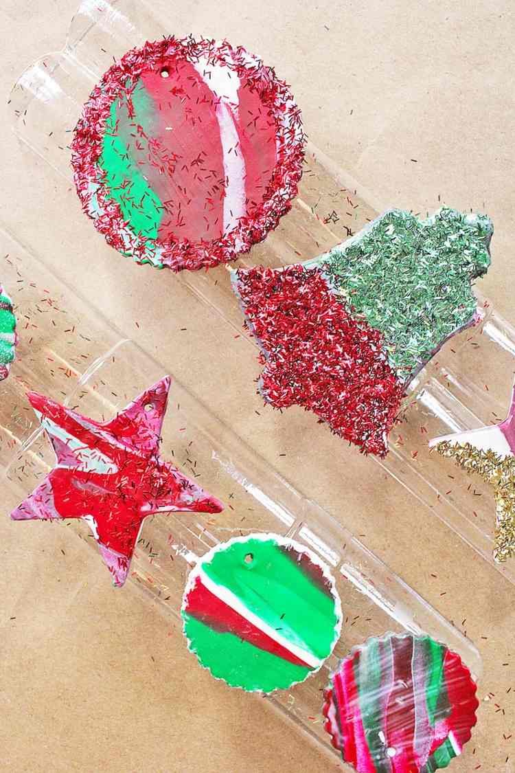 handgjorda ornament lera glitter stjärnor pyssla med 3 år gamla barn till julklocka boll