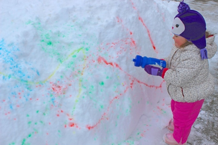 aktiviteter för barn vinterfärgning av snövattenflaskor som pysslar med 3 -åringar jul