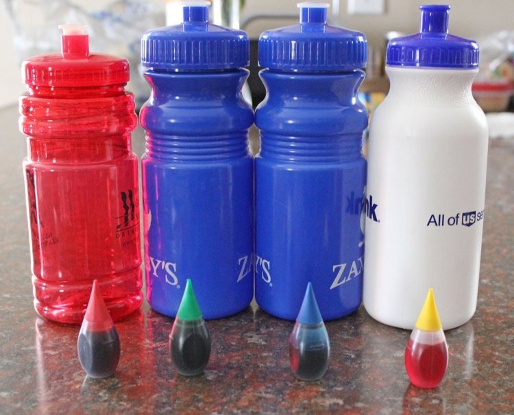 måla snö diy flaskor vatten mat färg färg DIY hantverk med 3 år gamla barn till jul