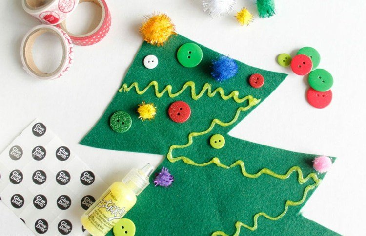 hantverk med 3 -åriga barn för julfilt gran gran dekorera knappar