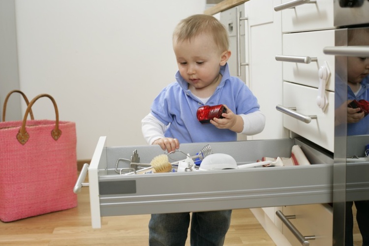 Gör köket barnsäkert-låda-köksredskap