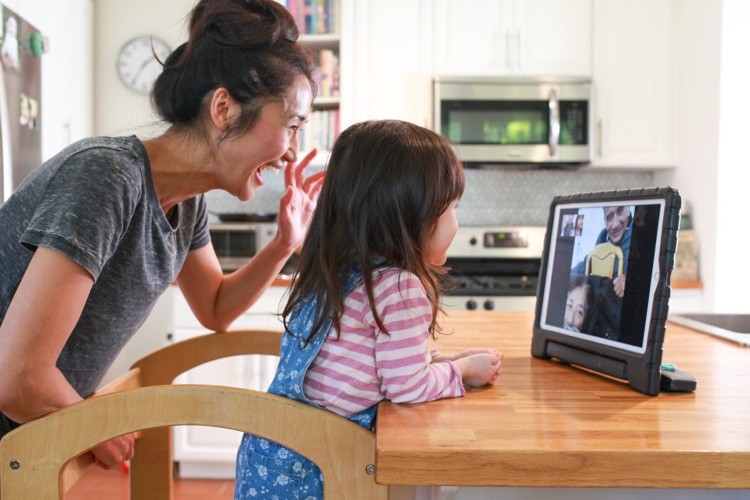 Prata med morföräldrar på Skype för familjeliv
