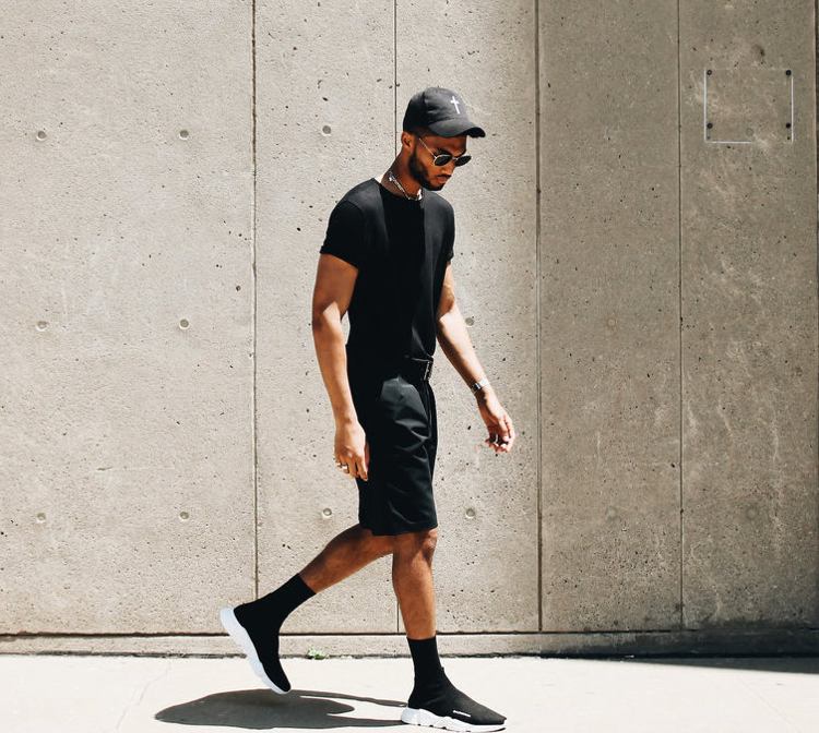 sock sneaker trend skor män svart kortbyxor outfit
