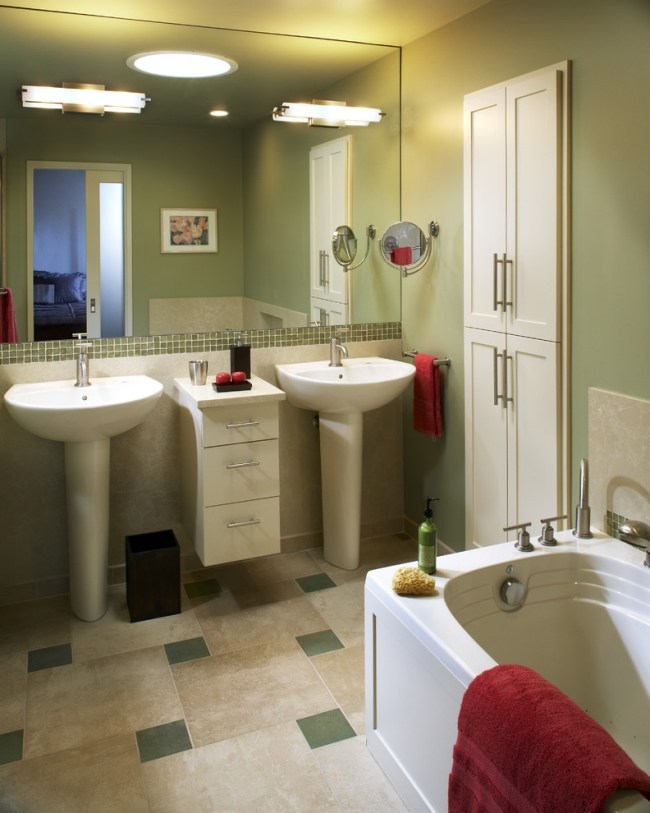 modern-badrum-grön-vägg-färg-sockel-diskbänk-vit