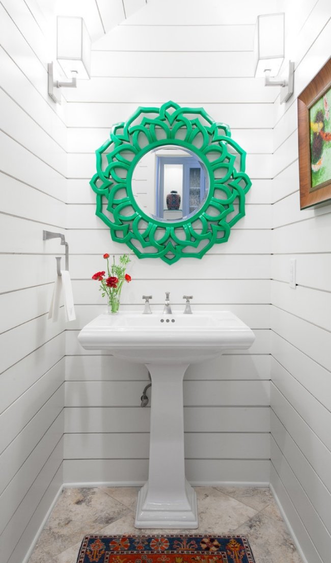 litet-badrum-sluttande tak-idéer-vita-väggar-trä-sockel-handfat