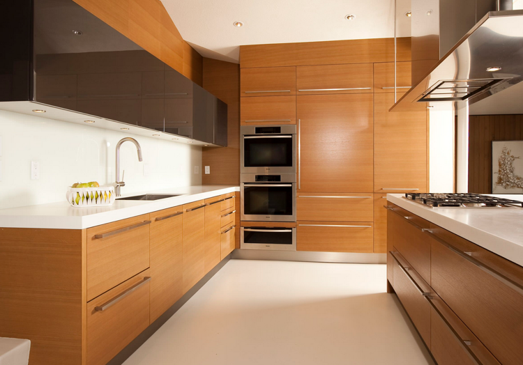 Sockelöverdrag för kök rostfritt stål-aluminium-look-träfronter-vit-bänkskiva-stänkskydd