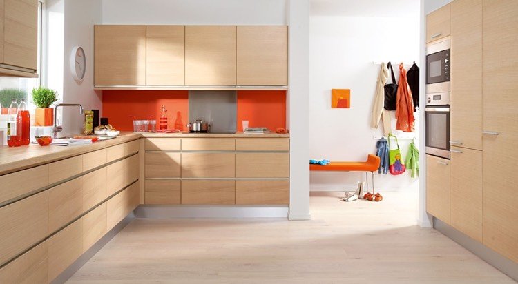 Sockelbeklädnad för köksaluminium-grå-träfronter-ljus-orange-stänkskydd