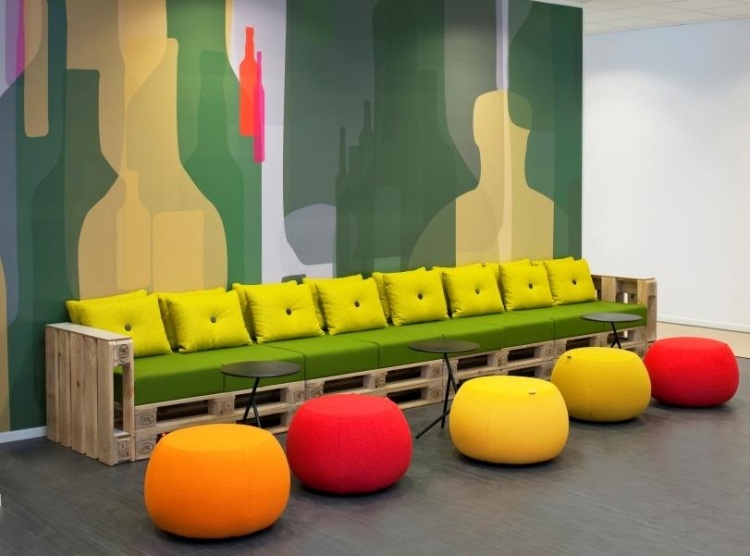 Soffa-pall-bygg-idéer-lång-modern-färgglad