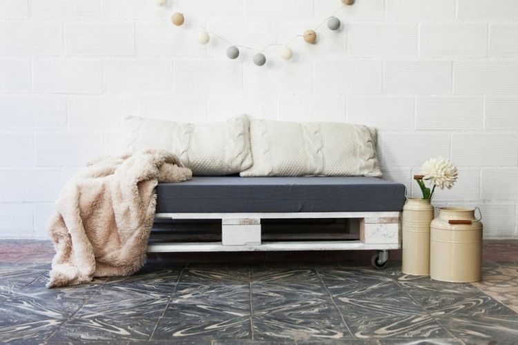 Soffa-pallar-bygg-liten-färg-vit