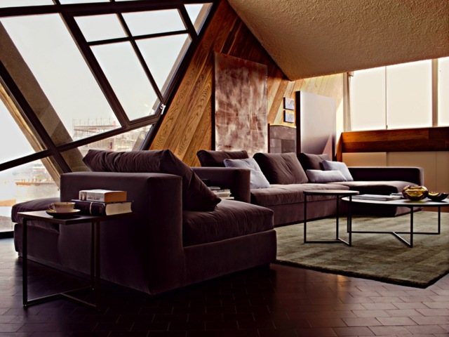 Design soffa matta parkett fönster vinds lägenhet