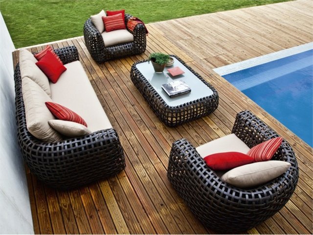Soffa tvåsitsig pool gräsmatta glasbord dekorativa kudde röda ränder