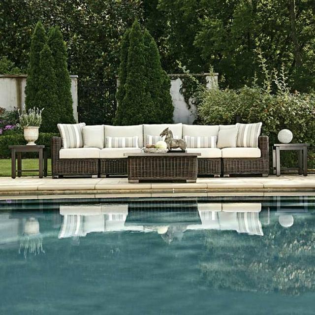 Soffbord vaser sittkuddar trädgård klassisk stil