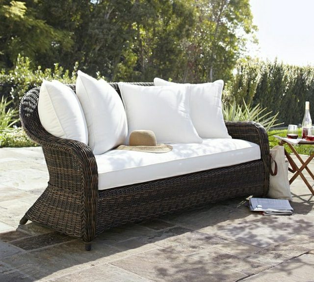 Trädgårdsmöbler lounge soffa vita kuddar terrass