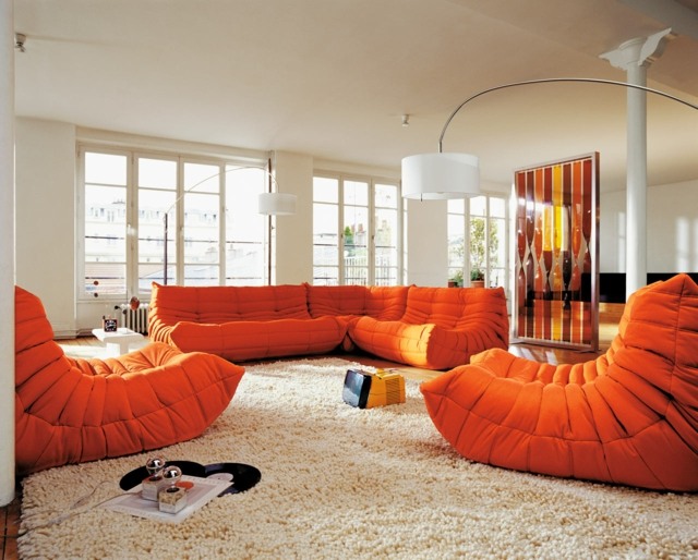 Eklektiskt vardagsrum inrättad soffa med två fåtöljer