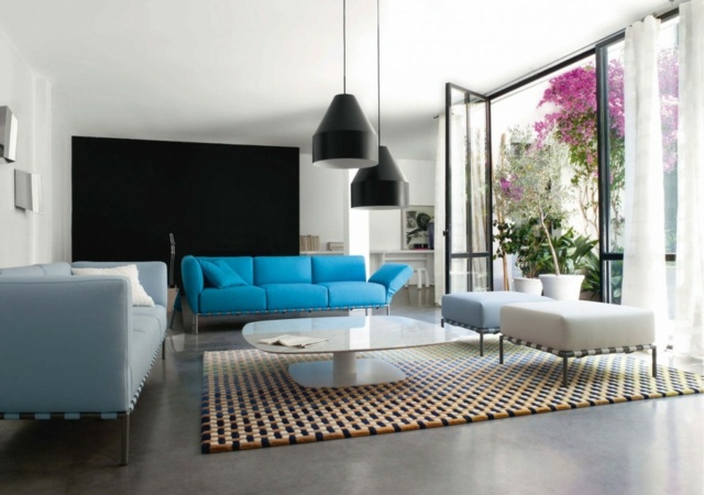 blå soffa vit pall matta betonggolv