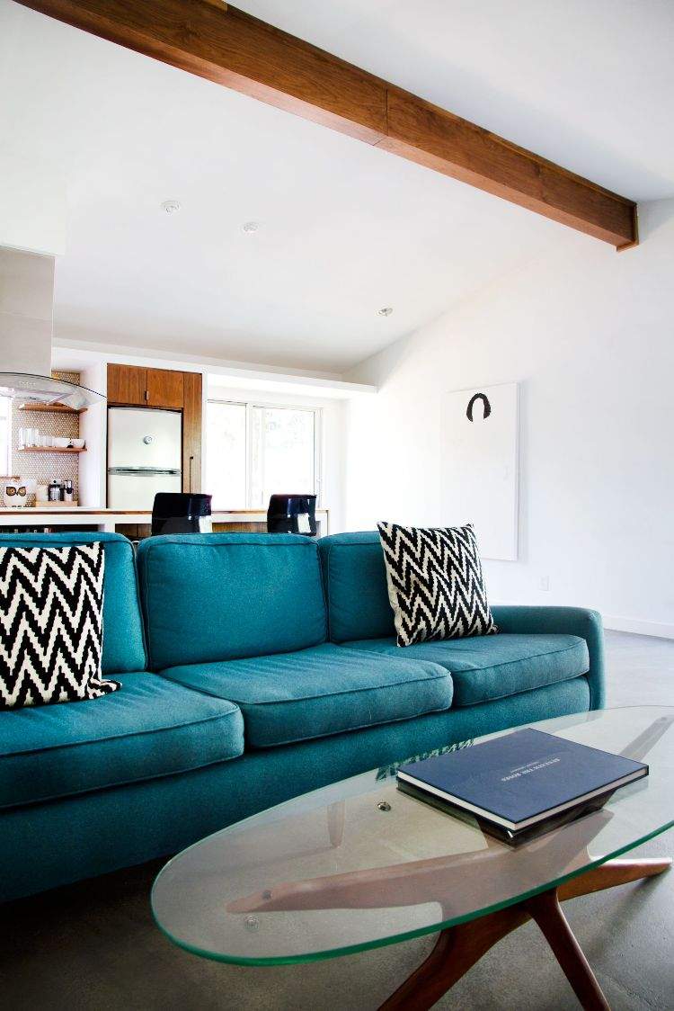 blå soffa kuddbord glas panel monterad kök rum layout