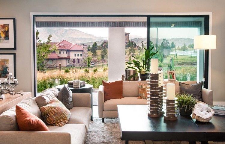 Ställ upp soffa framför fönstret vardagsrum snygg soffa dubbel uppsättning träbord dekorera ljus växt semester hus målningar terrass