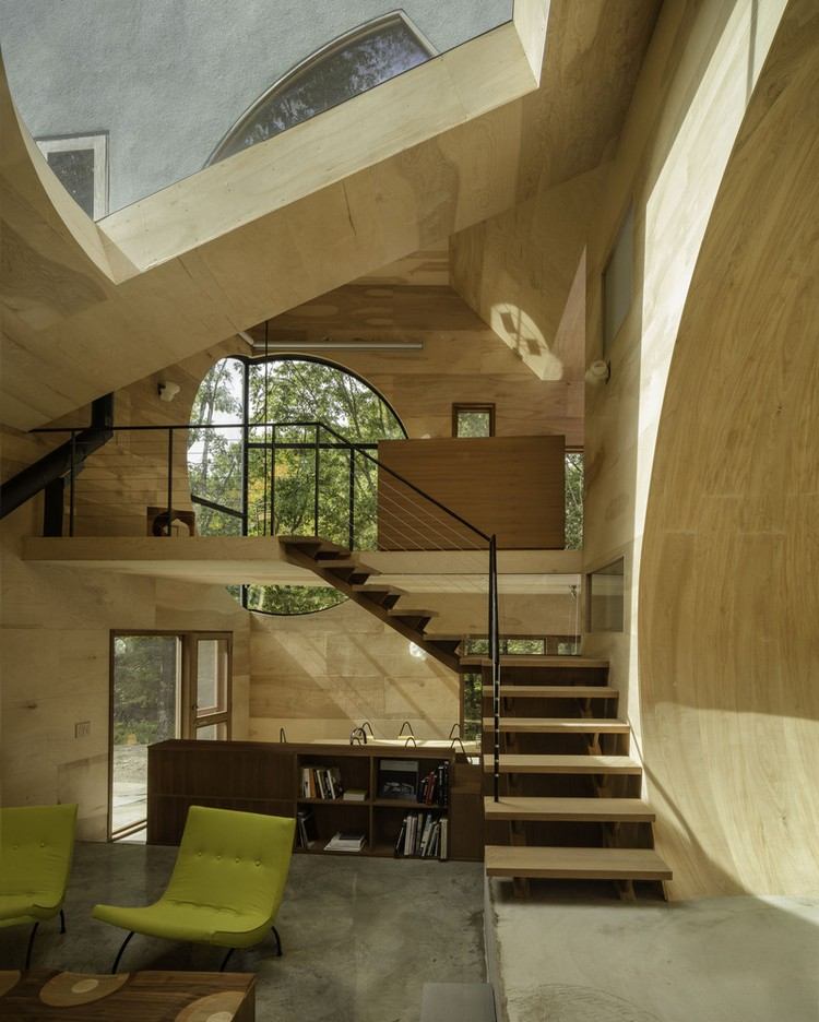 Solhus av trä öppet-interiör-takfönster-trätrappor