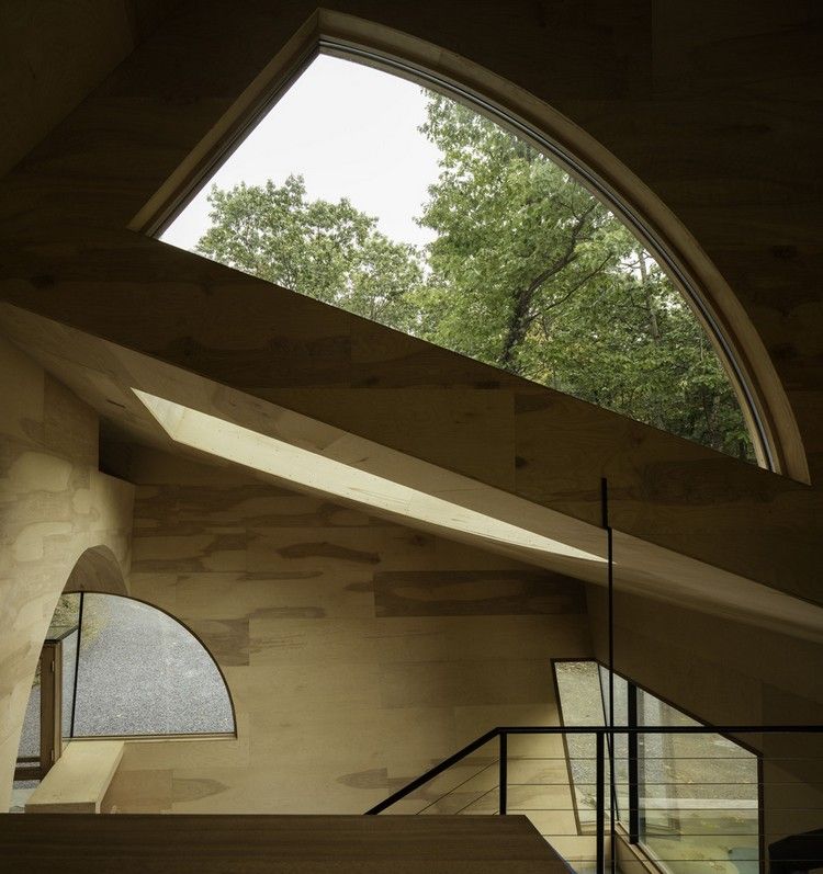 Solhus tillverkat av trä takfönster iögonfallande-former-design