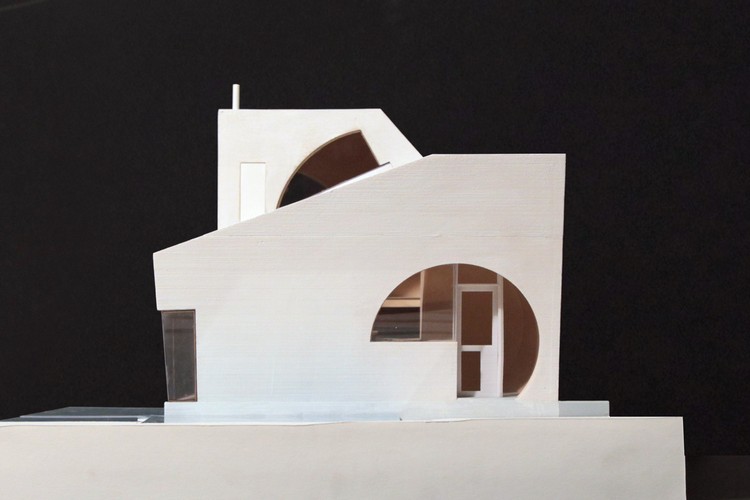 solhus-trä-sida-arkitektur-modell-vit-fasad